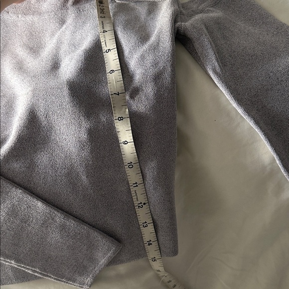 H:ours Gray top - Picture 4 of 5